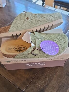 Plakton Size 11 Women's Sage Green Textured Slip-On Clogs NEW